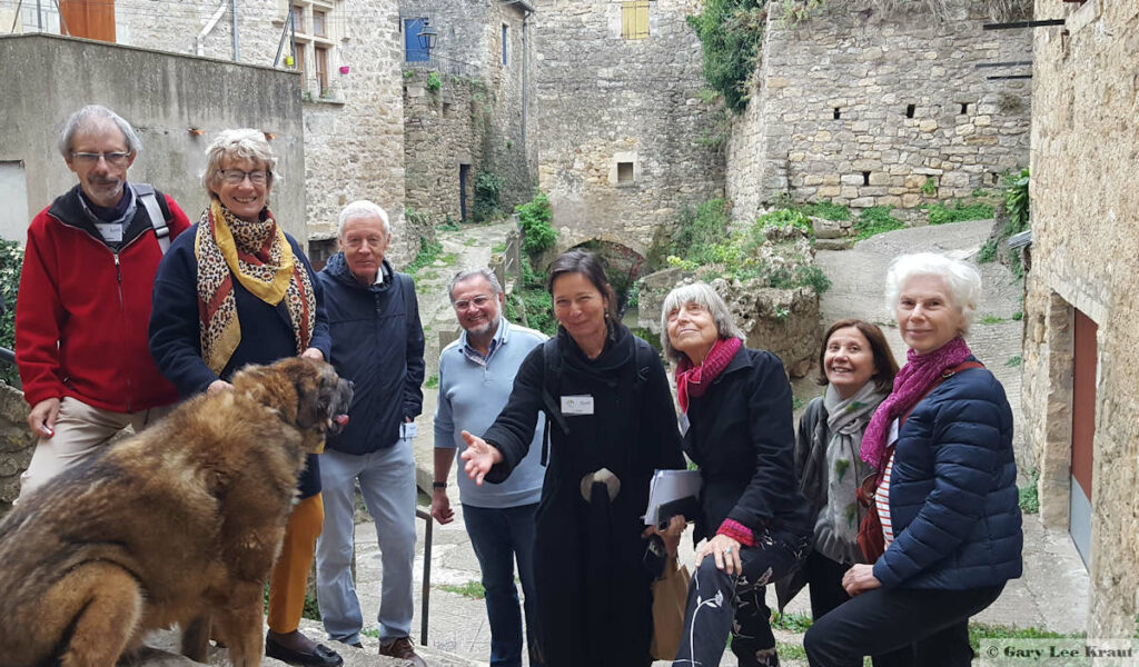 Journalistes de l'AJP à Boussagues avec Daniel Pierson et Patrimoines Hérault Tourisme. Photo GLKraut.