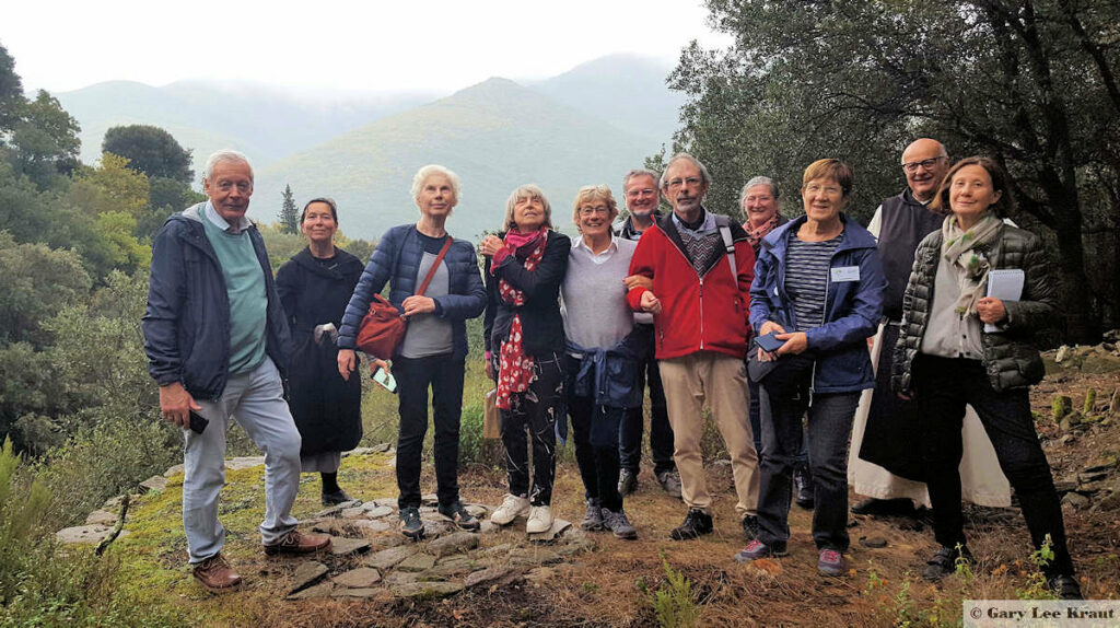 Journalistes de l'AJP à Colombières-sur-Orb avec Lindsey Handcox et Patrimoines Hérault Tourisme. Photo GLKraut.